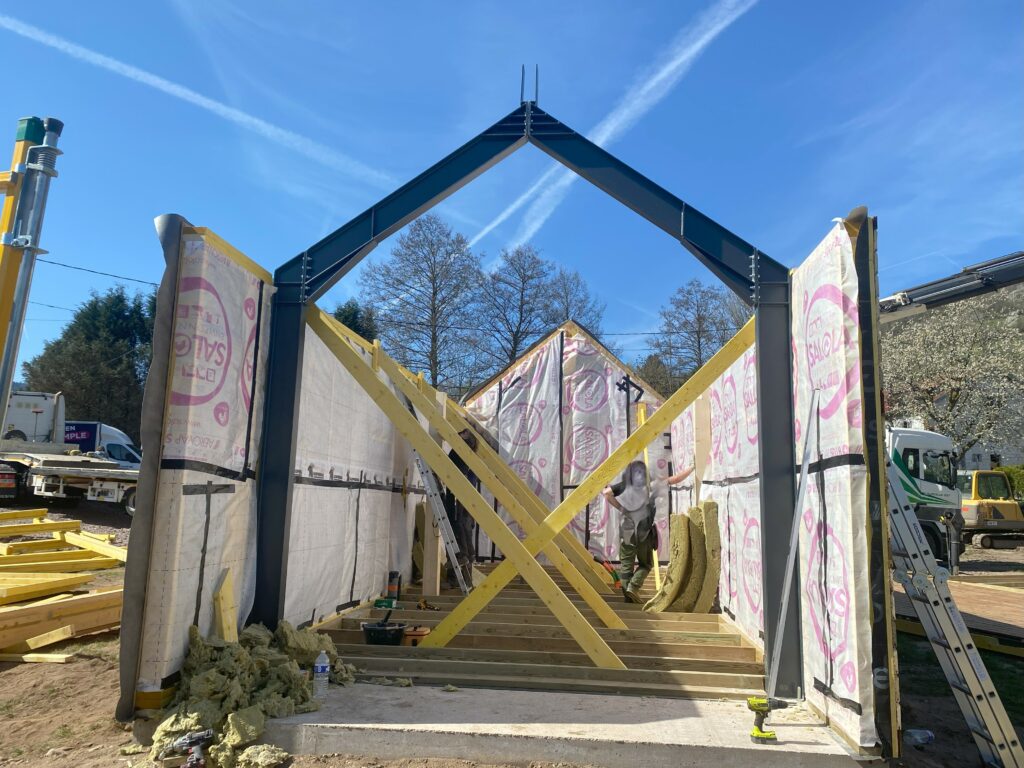 Photo d'une fabrication et montage de portiques en acier IPE 220 pour des TINY HOUSES